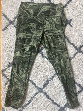 Athleta Transcend 7/8 Green Patterned Leggings.  Sz M